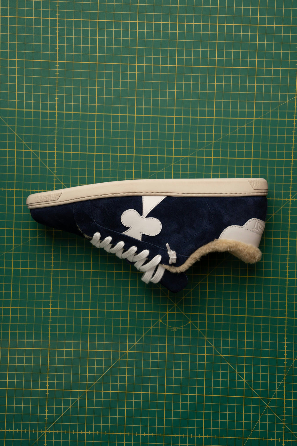 Geneva Wool Dark Blue, side view with shearling lining