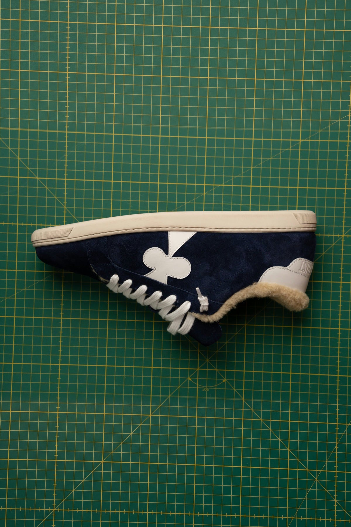 Geneva Wool Dark Blue, side view with shearling lining