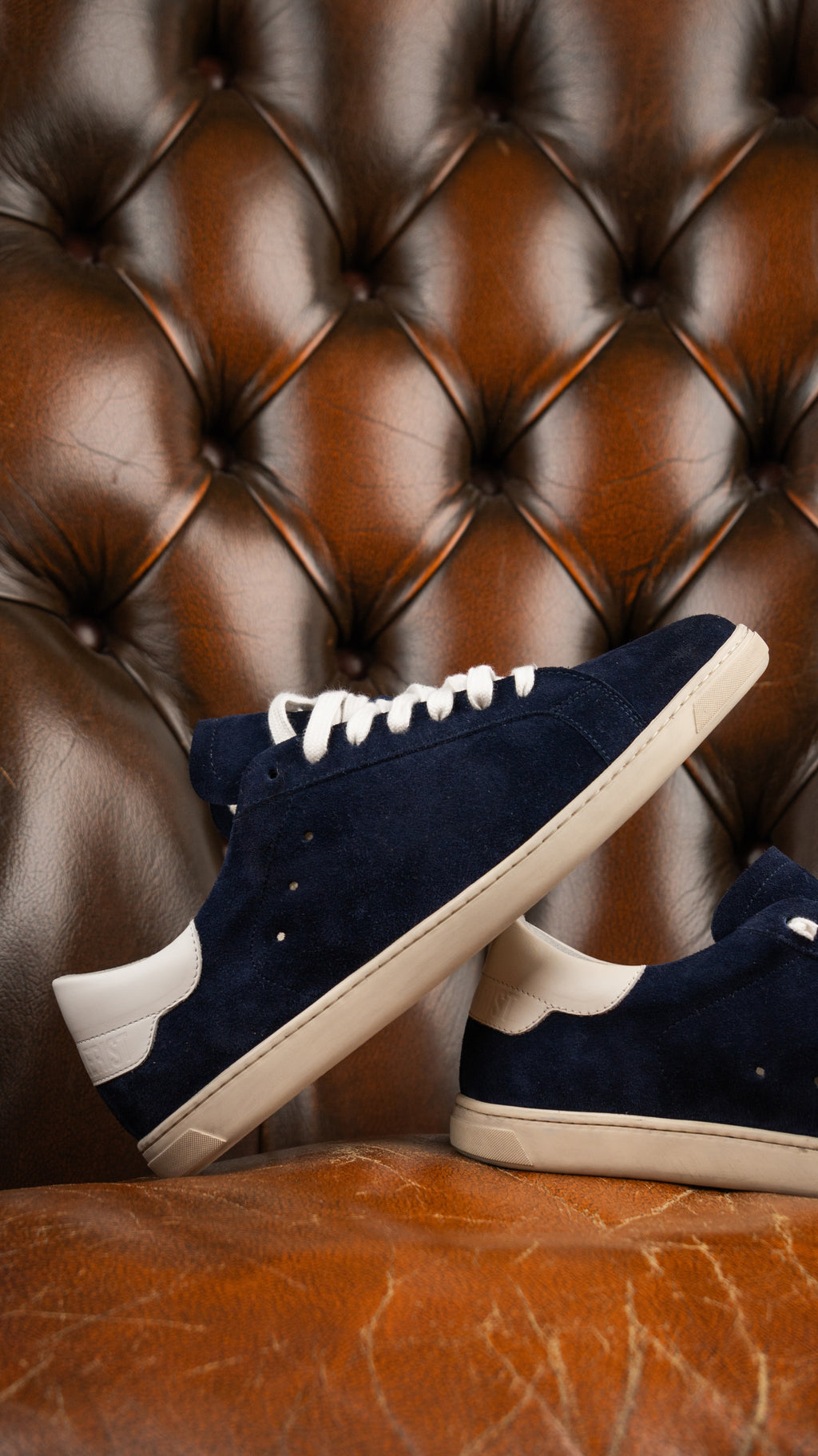Geneva Dark Blue Unsigned, close-up on a chesterfield chair