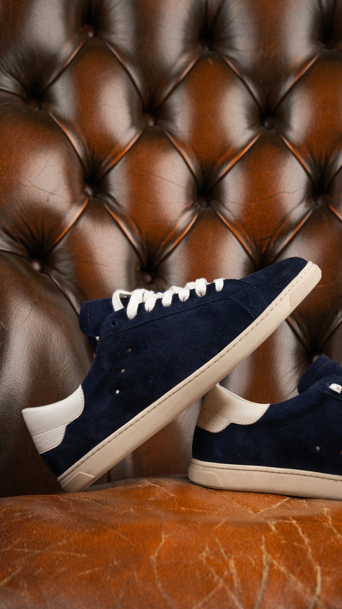Geneva Dark Blue Unsigned, close-up on a chesterfield chair